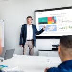 Mann präsentiert Power BI Lösung am Bildschirm.