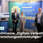 Messestand von innovis auf der Fachmesse „Digitale Verwaltung für Forschungseinrichtungen“ in Hirschaid mit Team vor Ausstellungssystem zu ERP‑Lösungen und Verwaltungsprozessen.