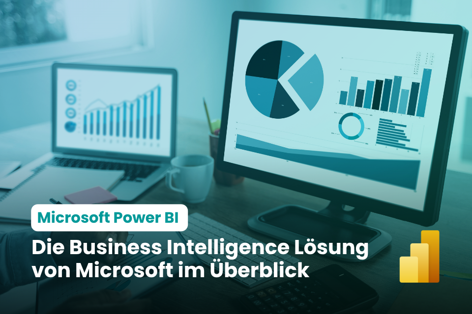 Foto: Schreibtisch mit Laptop und Bildschirm auf dem Auswertungen zu sehen sind - Microsoft Power BI einfach erklärt
