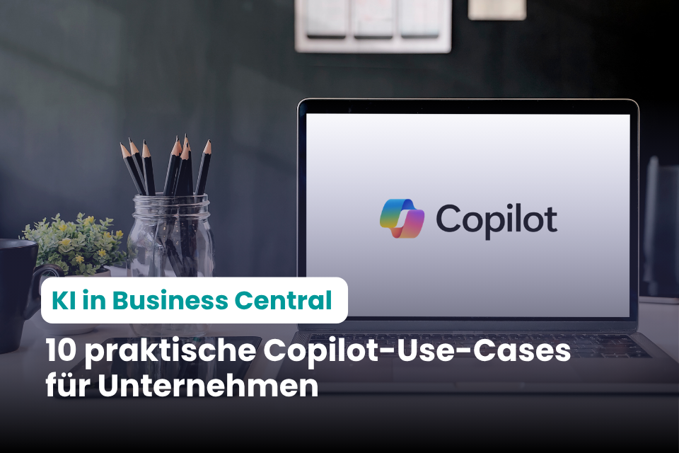 Laptop mit Copilot Logo auf dem Schreibtisch, Schriftzug 10 praktische Copilot-Use-Cases für Unternehmen